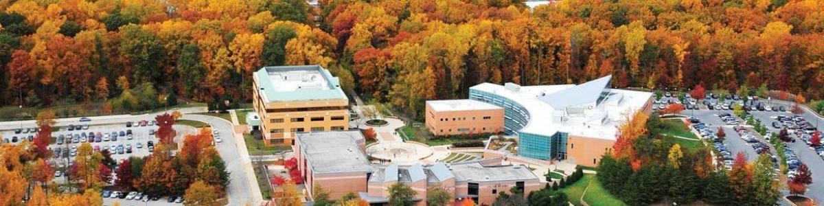 鸟瞰图AACC阿诺德校园秋天的颜色.